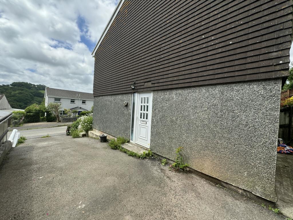 Lot: 160 - THREE-BEDROOM SEMI-DETACHED HOUSE - General view looking down the driveway